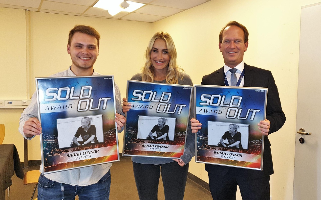 Vereint zur Awardübergabe (von links): Sebastian Klose (Semmel Concerts), Sarah Connor und Stefan Löcher (Arena Management)