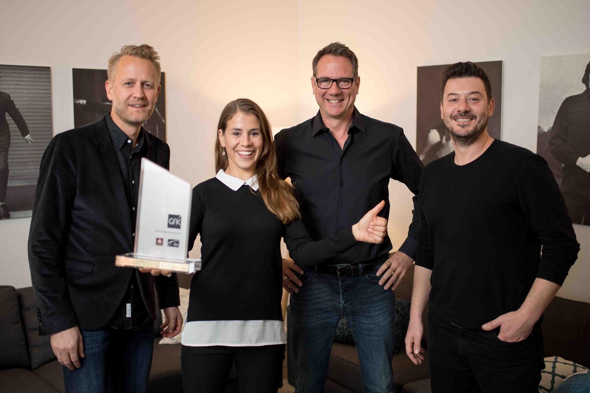 Bei der Awardübergabe (von links): Lorenz Haas (Geschäftsführer IFPI Schweiz), Eliane mit ihrem Nummer 1 Award, Andy Renggli (General Manager GfK Entertainment Schweiz) und Maurizio Dottor...