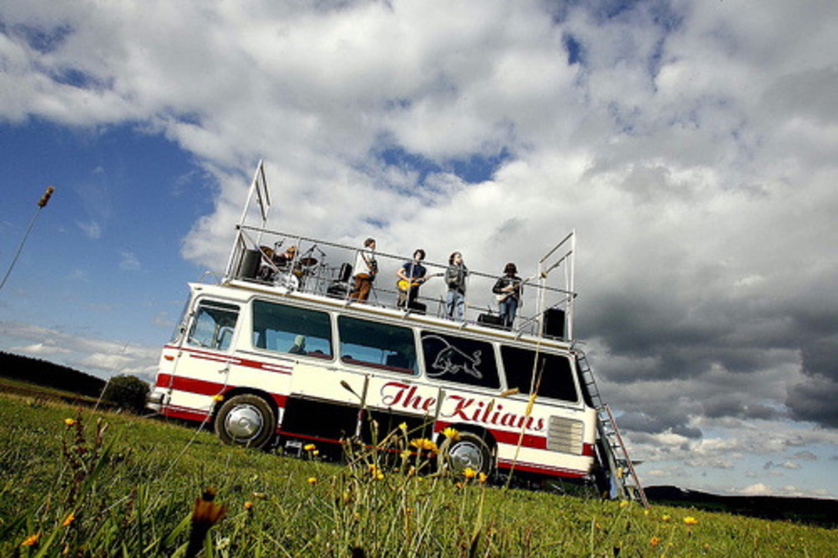 Bietet Bands ein Zuhause: der Red Bull Tourbus hier mit den Kilians