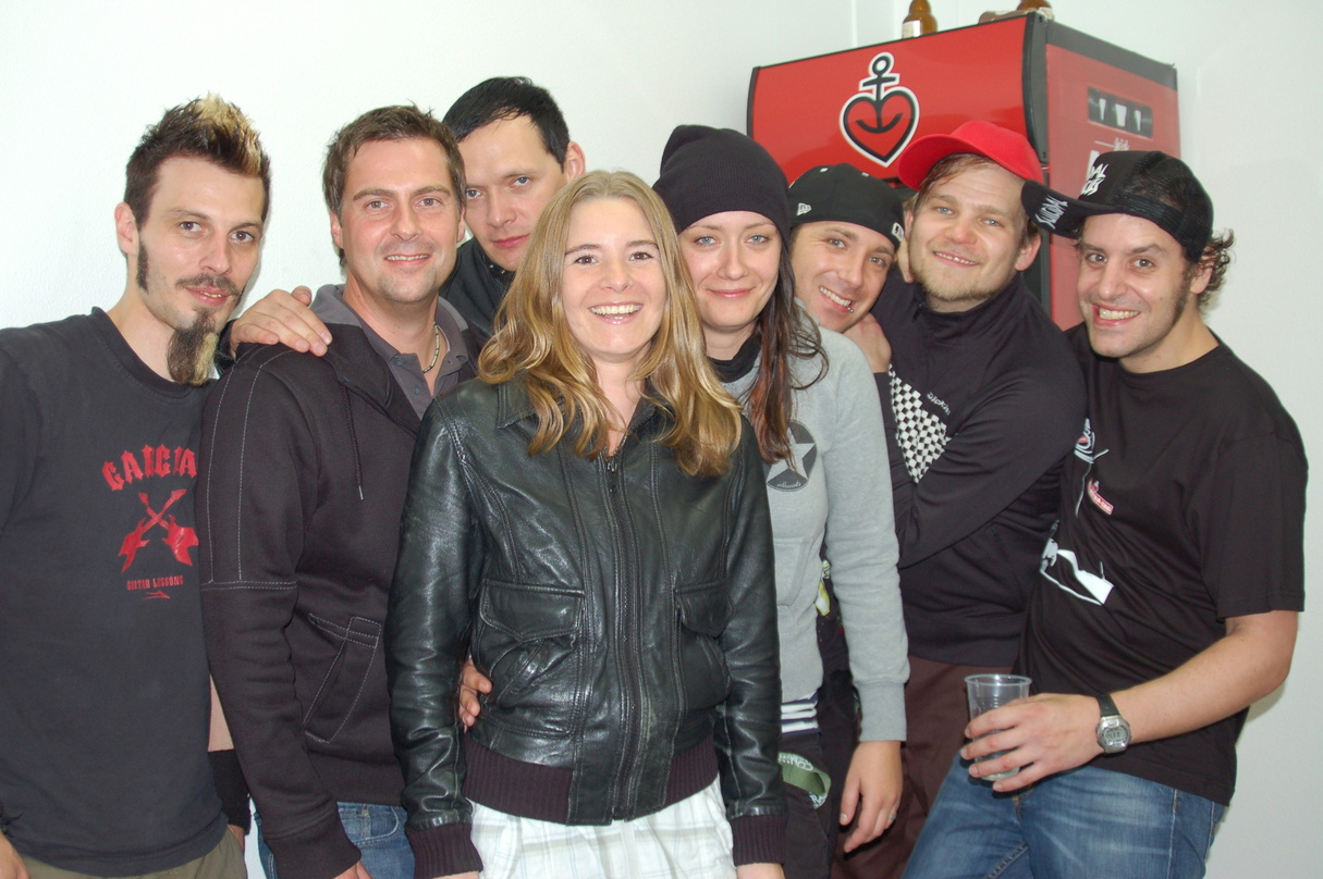 Neue Zusammenarbeit: ferryhouse und One Fine Day||Zur Vertragsunterzeichnung trafen sich Label und Band kürzlich in Hamburg, wo One Fine Day anlässlich des Welt-Astra-Tages als Headliner v...