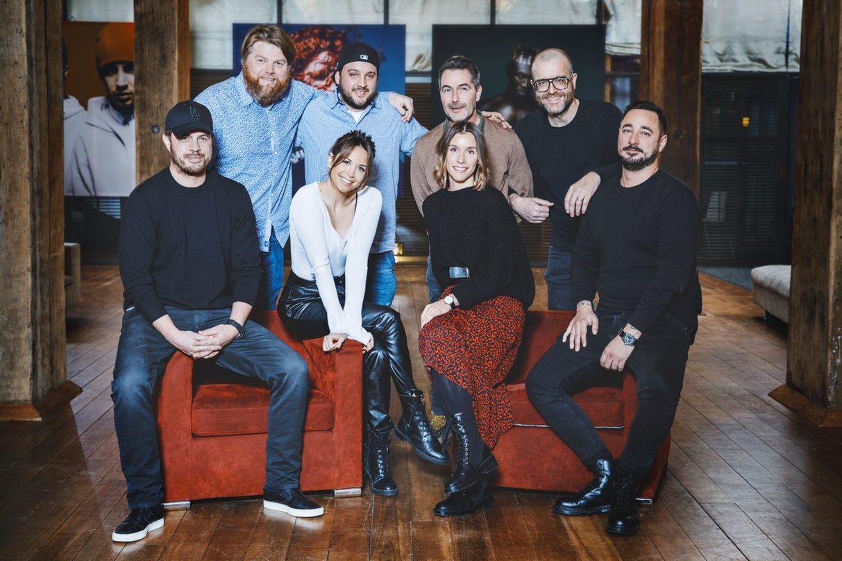 3eae16378401ee169c4f10904bd6814a24c14071a4b148510a94e66aabea4abf Welcome back: Mandy Capristo mit dem Team von Warner Music und ihrem Management