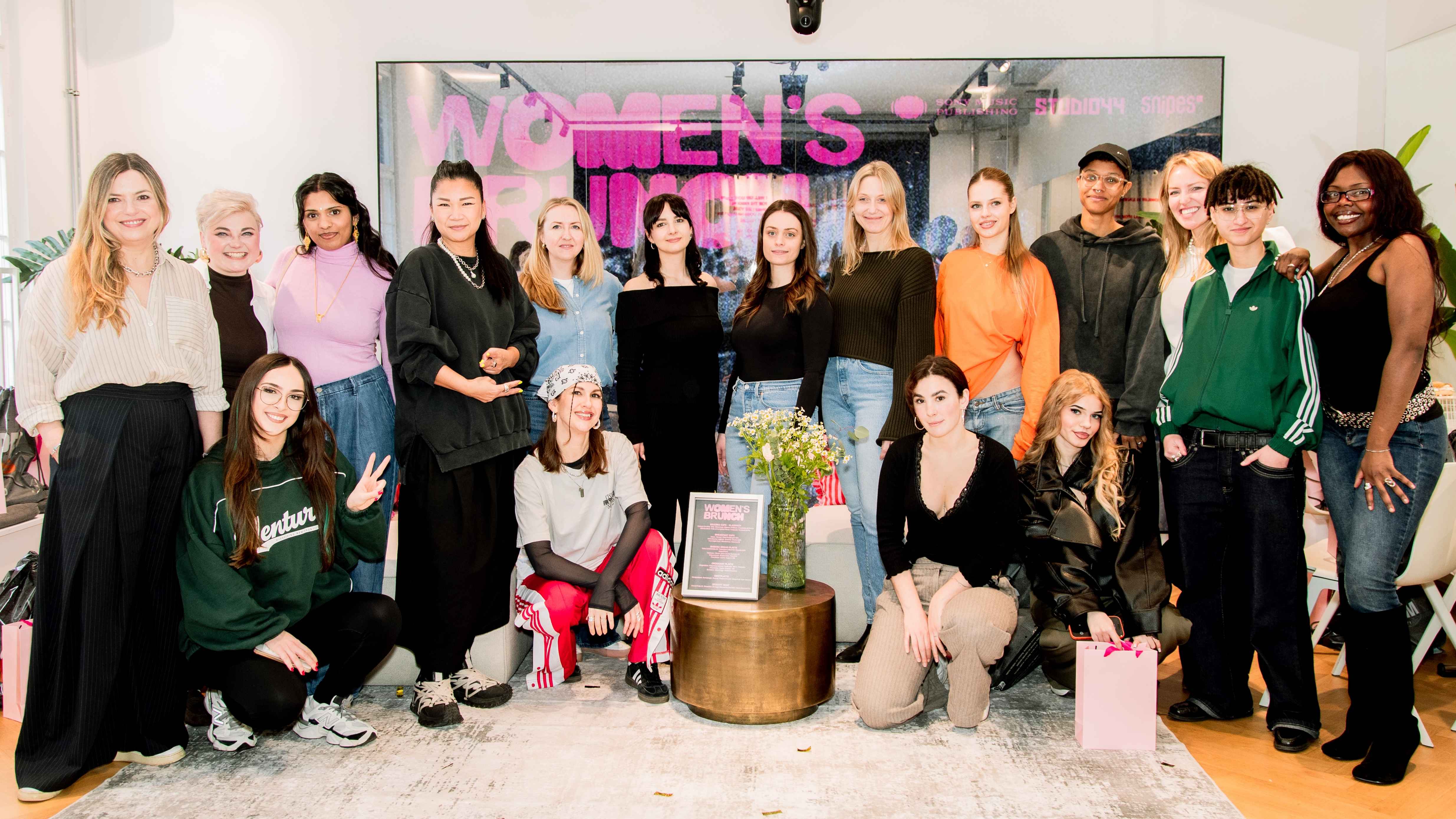 3ec8ed21 b54c 419b b39b 756373cdbabd Beim Women's Brunch in Berlin: die Gewinnerinnen des Female* Producer Prize und Teilnehmende aus Musik- und Kreativwirtschaft.