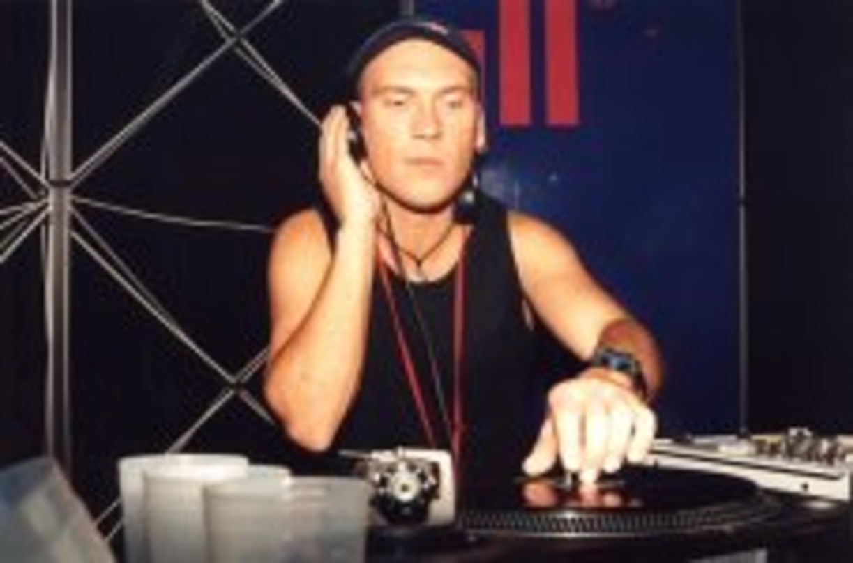 Veröffentlicht einen Track bei Silly Spider: Hooligan