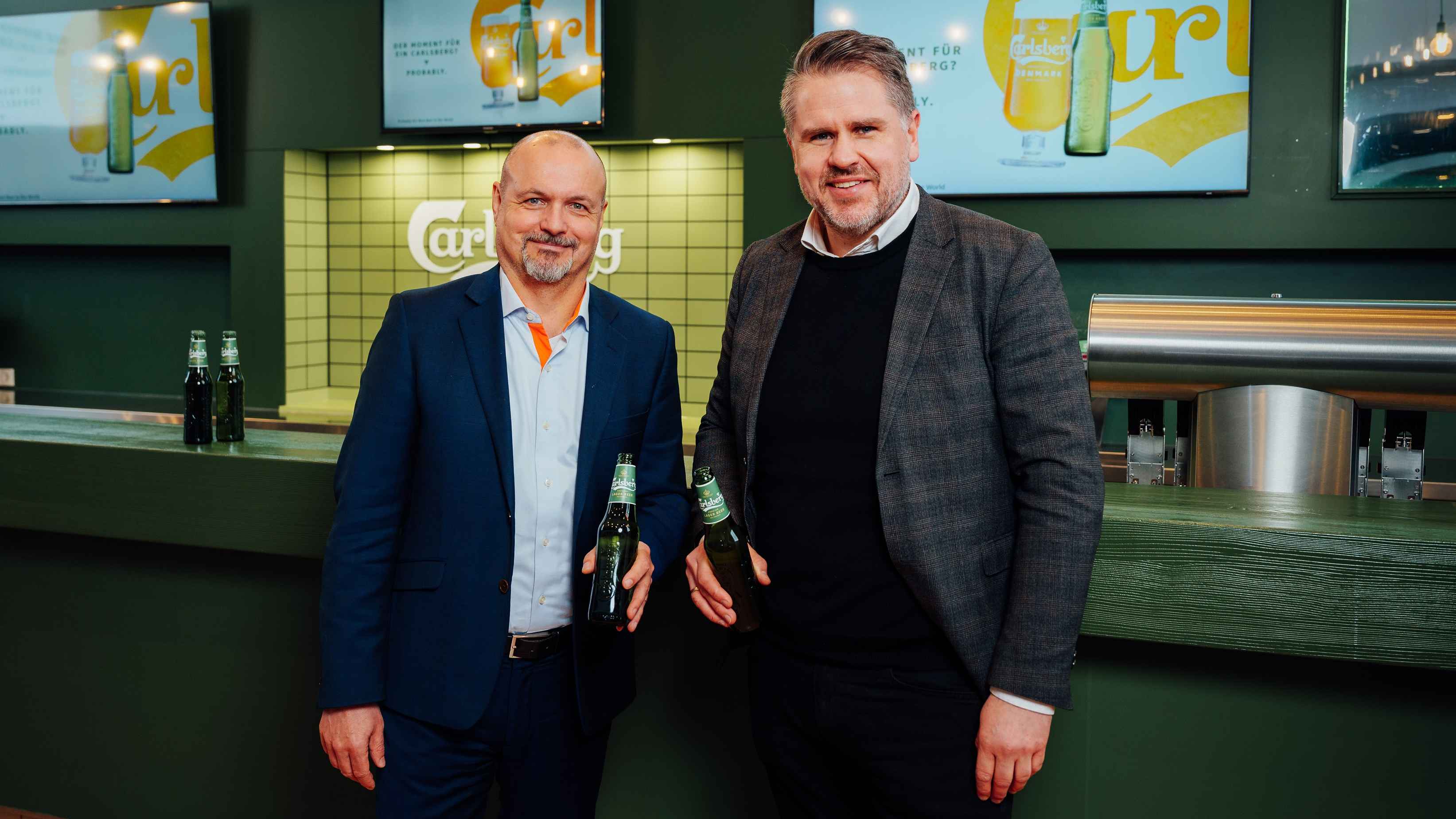 Stießen auf die fortgeführte Partnerschaft an: Steve Schwenkglenks (links, General Manager Barclays Arena) und Simon Mosegaard Fibiger (CEO Carlsberg Deutschland).