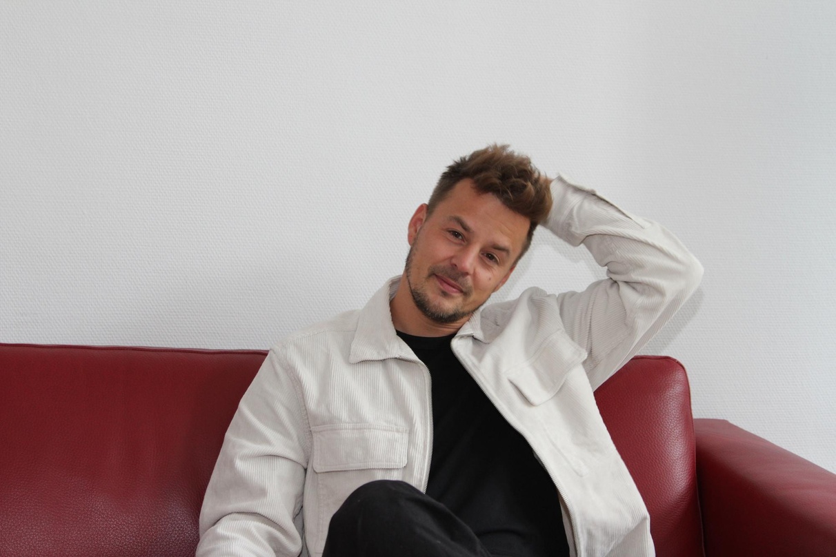 Will mit seiner Musik möglichst viele Meschen erreichen: Alexander Knappe auf der MusikWoche-Couch