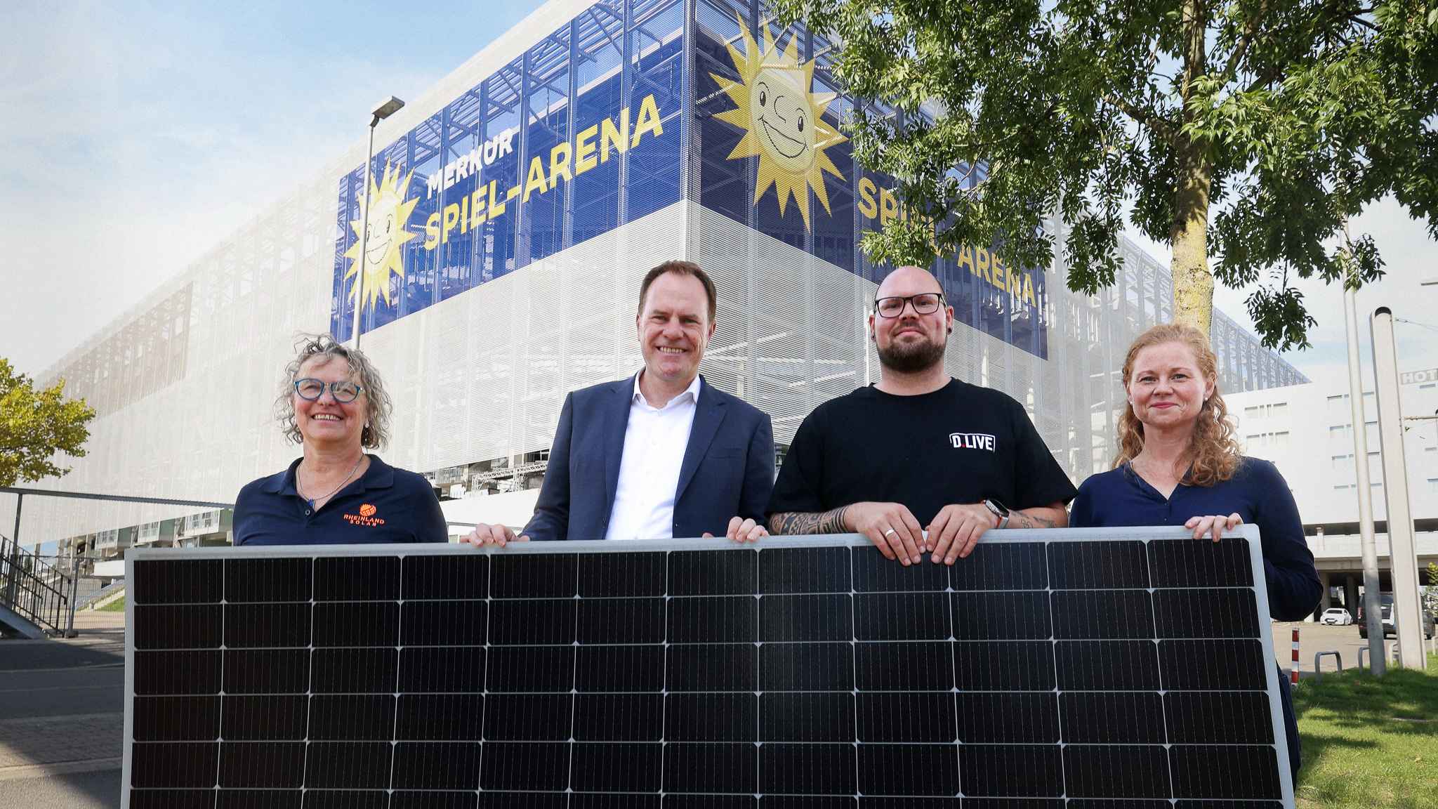 3f48b283 3351 41db 9efa 9393925b2a6a Posierten beim Foto-Call mit einer Solarzelle (von links): Andrea Klimek (Projektleiterin Rheinland Solar, links), Stephan Keller (Oberbürgermeister Landeshauptstadt Düsseldorf), Lukas Ang...