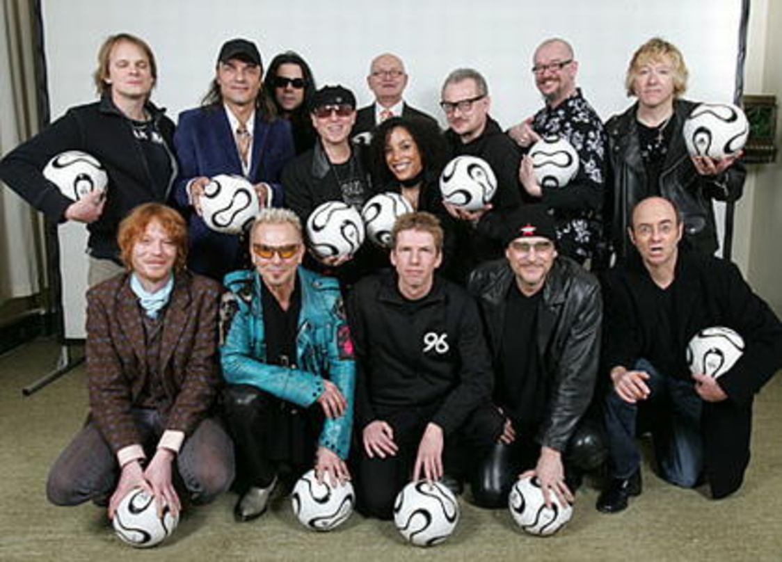 Hannoveraner Musikprominenz feiert Fußball: Scorpions, Fury In The Slaughterhouse, Heinz Rudolf Kunze plus OB Herbert Schmalstieg (Mitte hinten) und Leiter Markenkommunikation NDR Volker T...