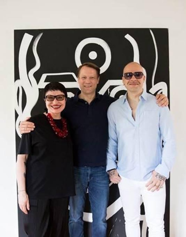 Haben die Edition Meine Neuen Freunde gegründet: Teresa Piejek (links) und Mateo Jasik (rechts, beide Culcha Candela, Meine Neuen Freunde) mit Christian Baierle (Roba)