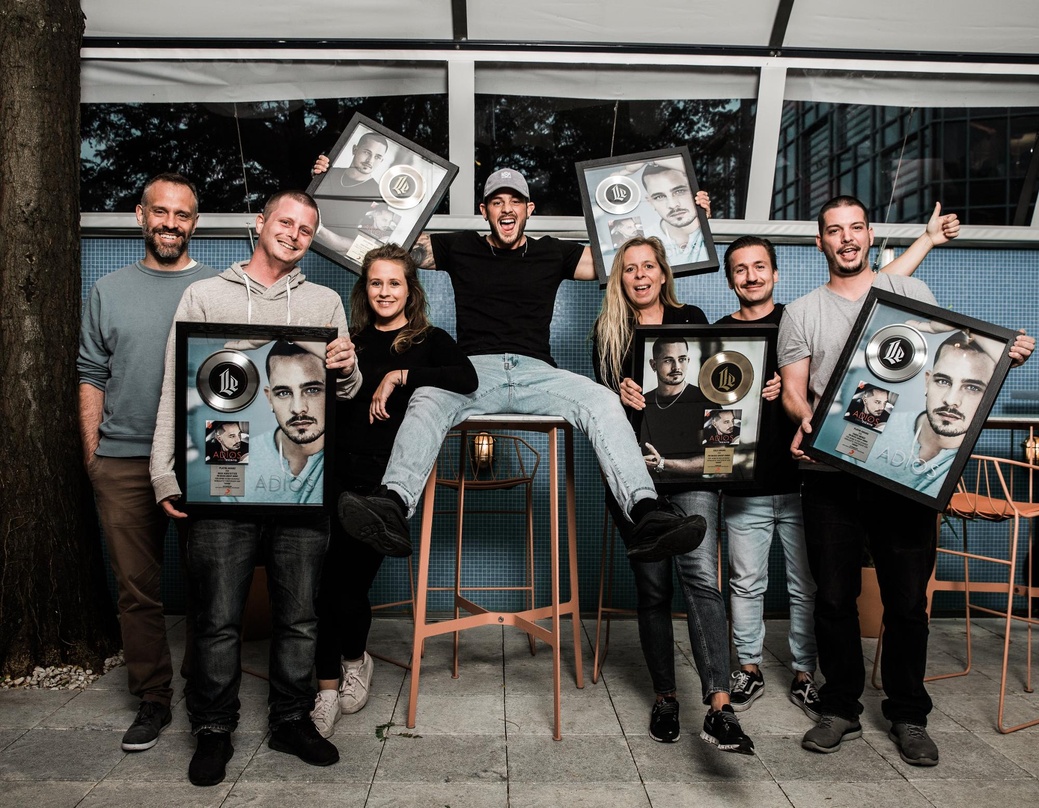 Feierten Edelmetall: Loco Escrito (Mitte) mit seinem Management und den Partnern von Sony Music Schweiz