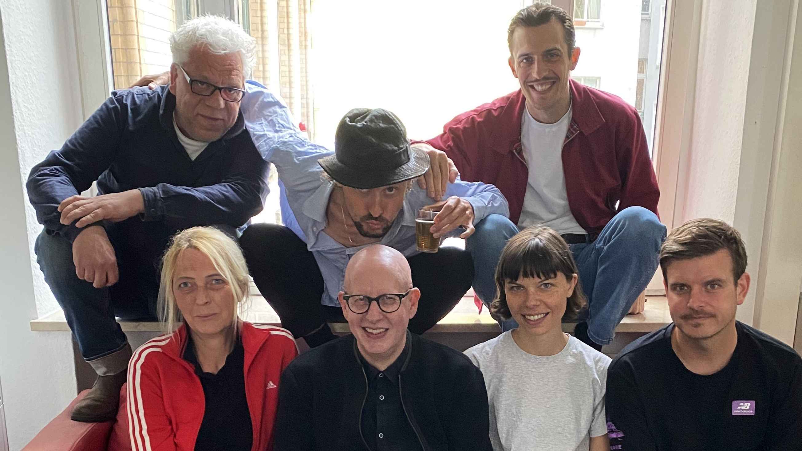 Quetschten sich für ein Foto auf eine Couch (von links): Stefan Strüver, Meetz (beide PIAS), Ben Hartmann (Milliarden), Christoph John, Amelie Liebst (beide Management der Band), Johannes ...