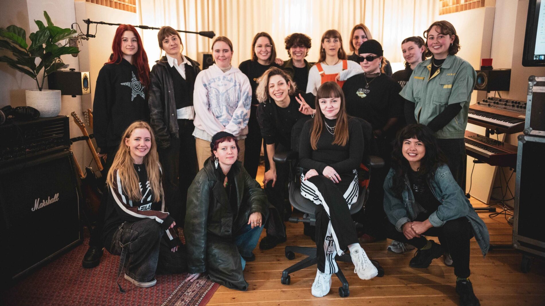 Im Studio: die Teilnehmenden der dritten Ausgabe vom FPC beim Workshop mit Vanessa Seifert (unten, 2. von rechts).