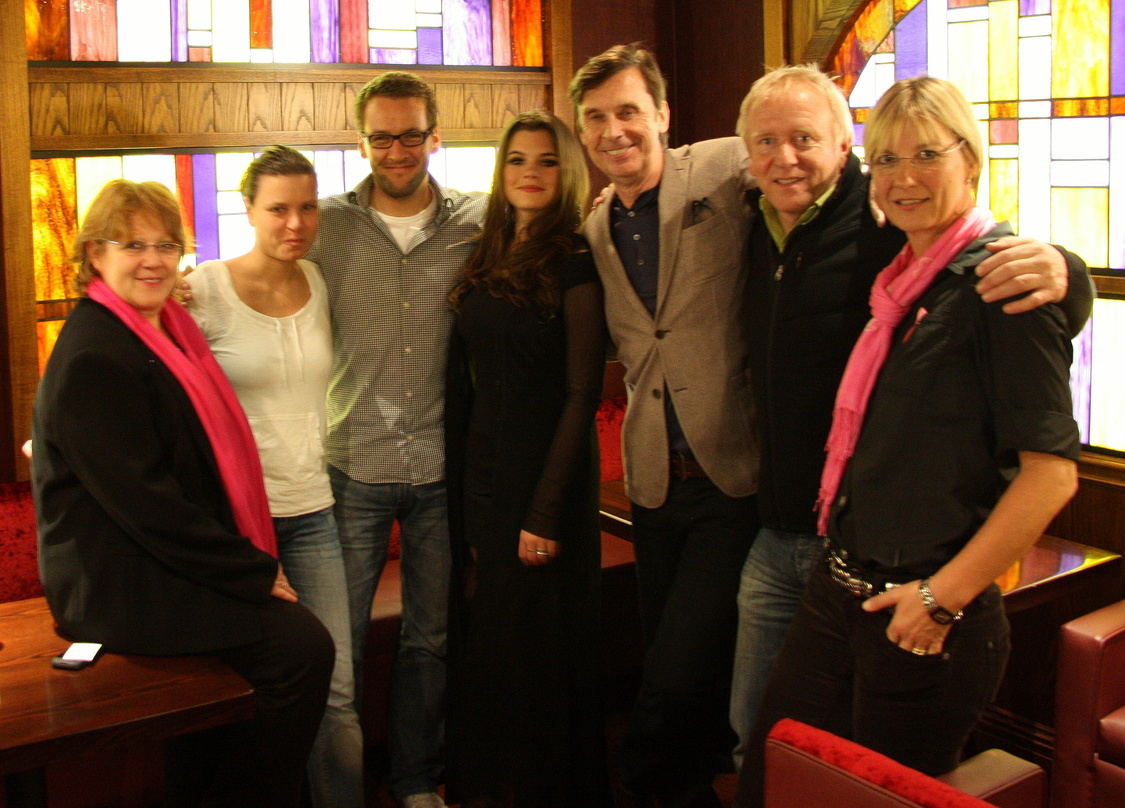 Nach dem Showcase im Hard Rock Cafe (v.l.n.r.): Renate Haidinger (Brustkrebs Deutschland e.V.), Jessica Schurer (Booking Neuland Concerts), Arndt Sedler (Head of Artist Marketing Warner Mu...