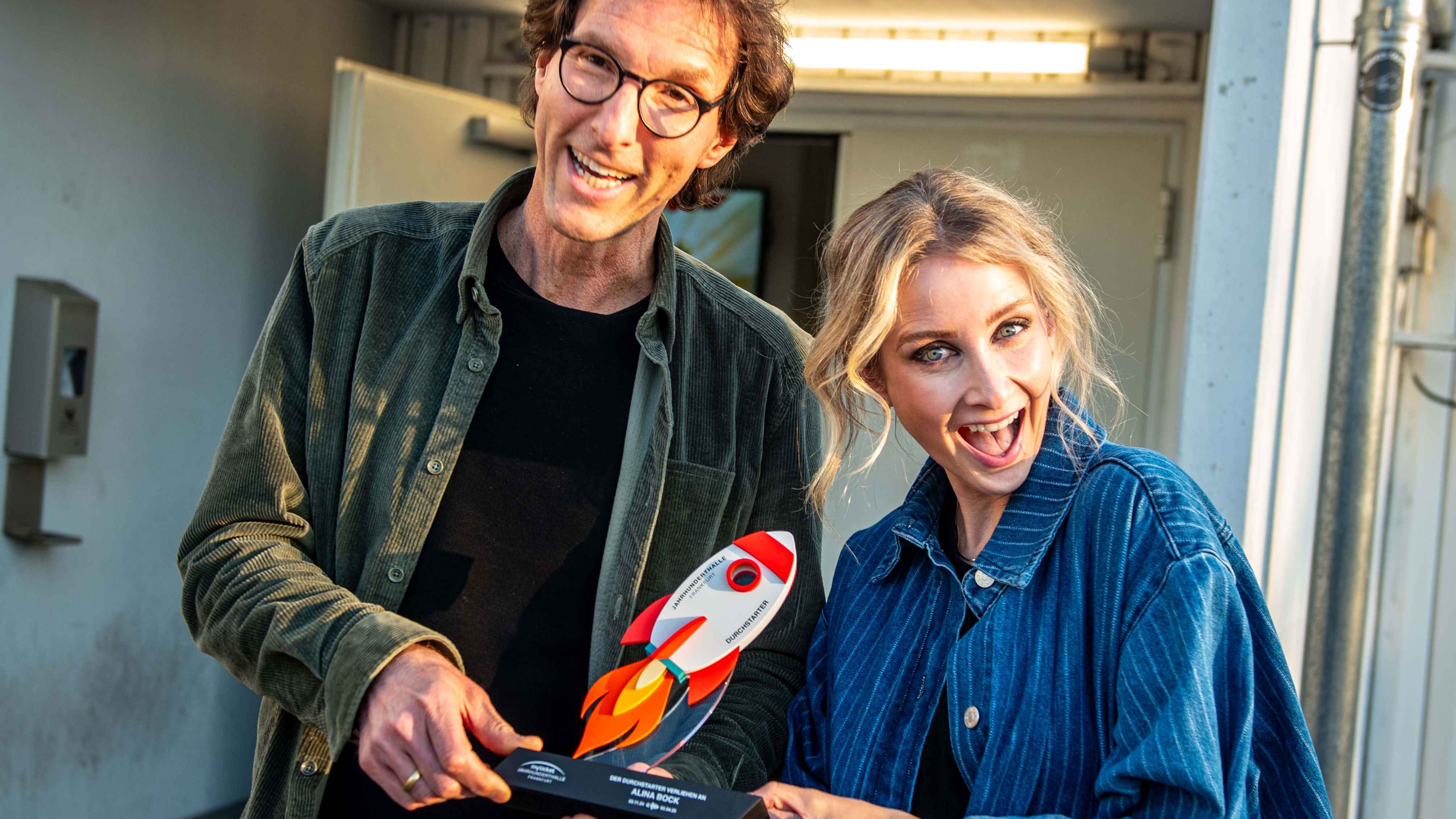 Bei der Preisverleihung in der Jahrrhunderthalle: Allina Bock und Moritz Jeschke (myticket Jahrhunderthalle).