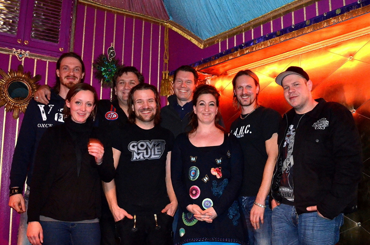 Trafen sich backstage bei der "Sons of Anarchy"-Release-Party: New Roses mit Management und den Bookern von Rodeostar