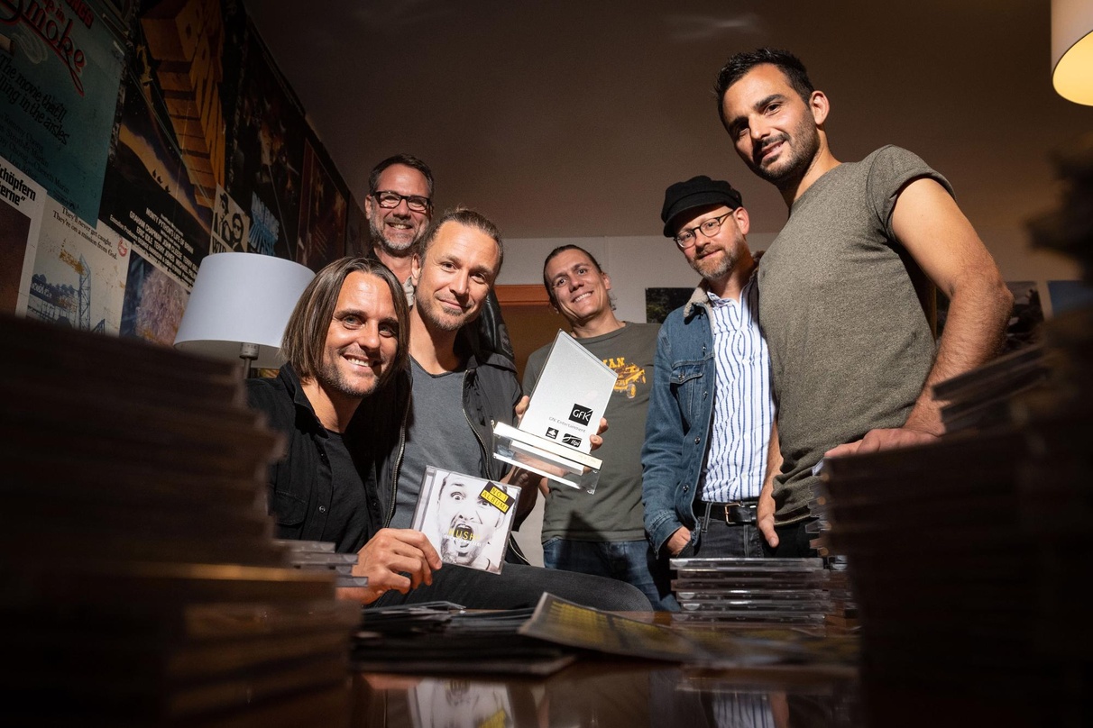 Bei der Awardübergabe (von links): Lukas Schaller (Dada Ante Portas), Andy Renggli (GfK Entertainment), Pee Wirz (Dada Ante Portas), Cyril Montavon (6003 Records) sowie die Bandmitglieder ...