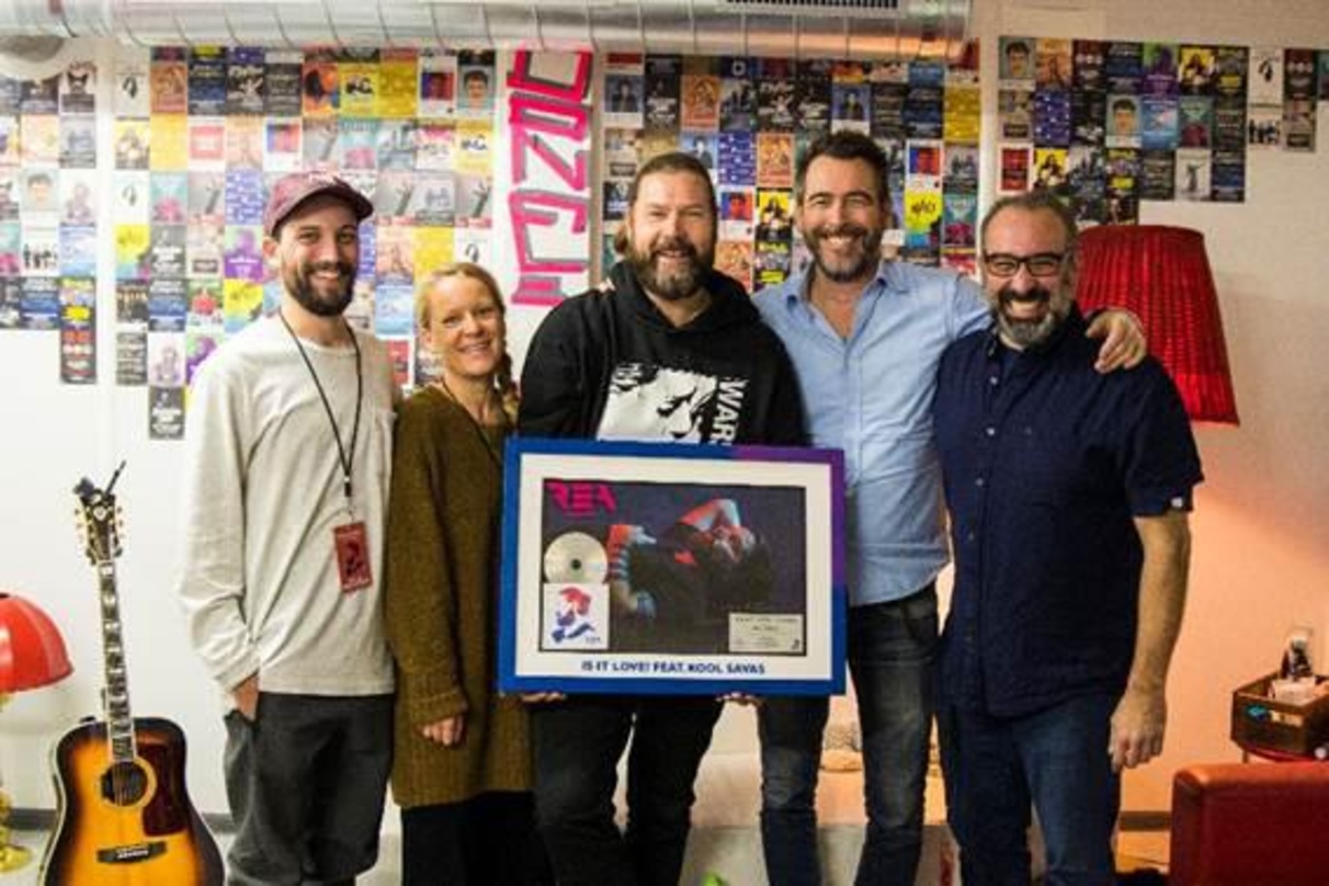Bei der Preisverleihung: Rea Garvey (Mitte) mit seinem Team von Universal Music Switzerland