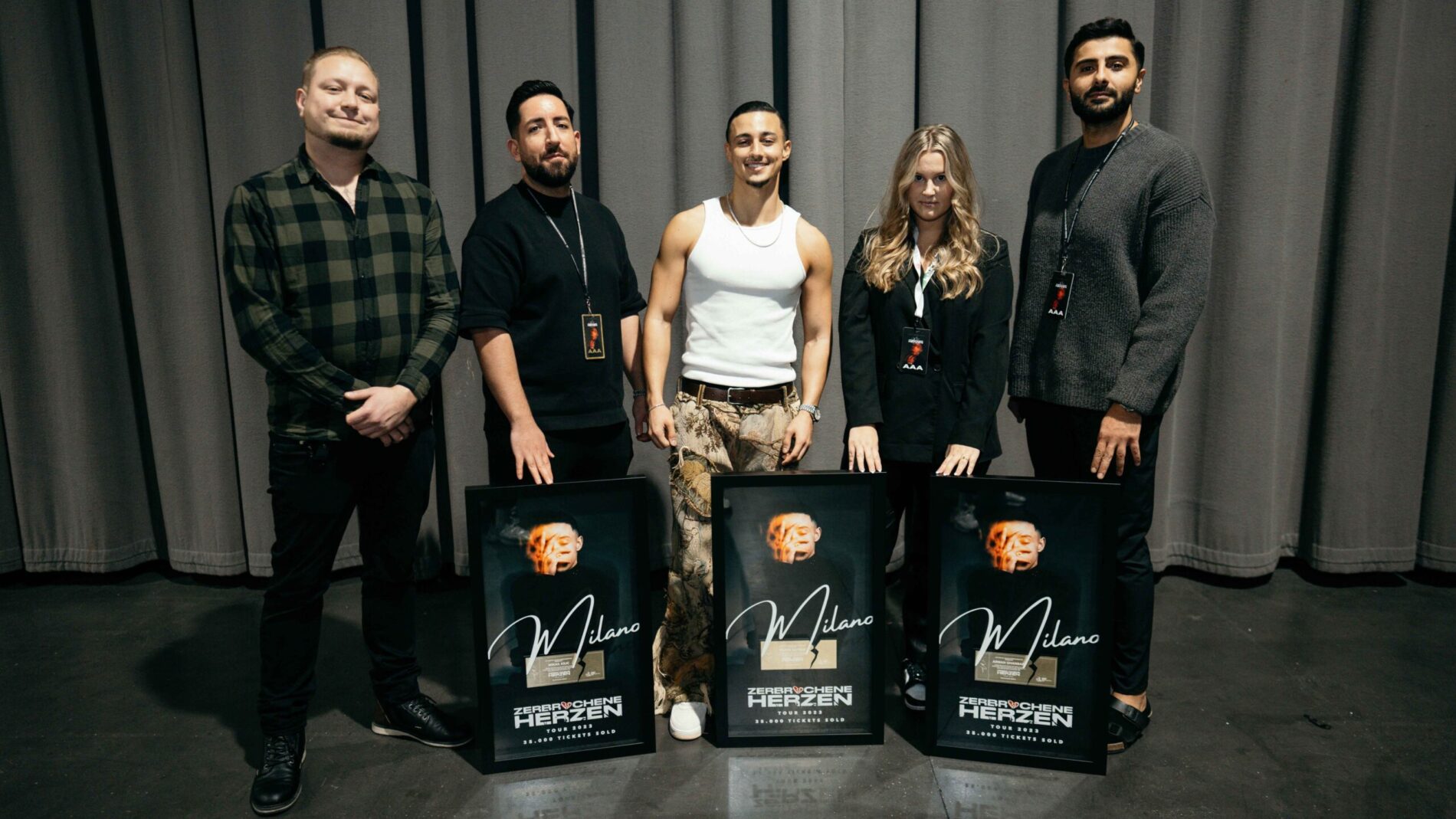 3fb745b8 5ff0 4fb4 a97d c25dfda7e64c Bei der Verleihung (von links): Jakub Zaremba (Booking Agent KJ), Mikail Kilic (Management Milano/Deux Frères Music), Milano, Lisa Ider (Projekt Managerin Vertigo/Universal Music) und Arma...