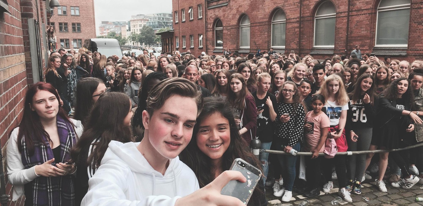 Es herrscht großer Andrang vor den Türen von Warner Music in der Hamburger Speicherstadt: Mike Singer kümmerte sich um seine Fans