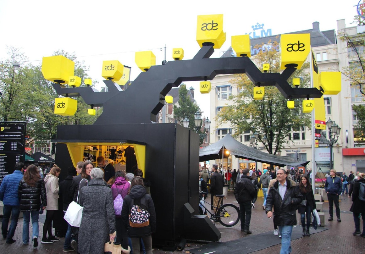 Auch das gehört zum Amsterdam Dance Event: ein kunstvoll gestalteter Merchandise- Shop auf dem Leidseplein