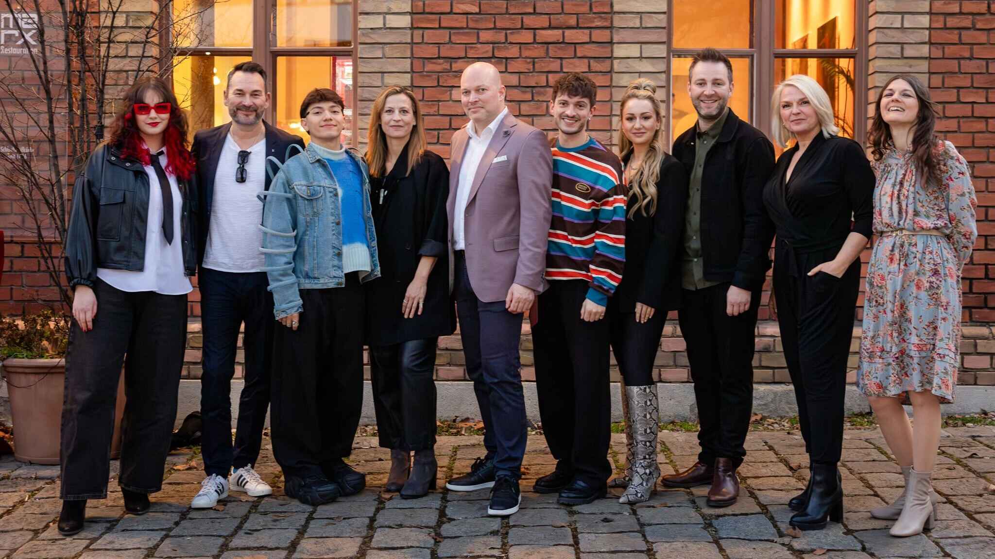 Das österreichische Team von Warner Music (von links): Teya (Songwriterin), Pele Loriano (Produzent), JJ (Artist), Anna Mendt (Senior Marketing Manager), Franz Pleterski (General Manager, ...