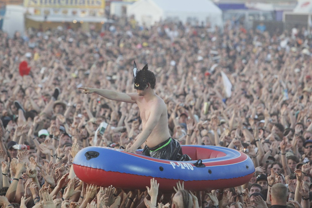 Stimmungsmacher: Deichkind-Musiker beim Southside Festival