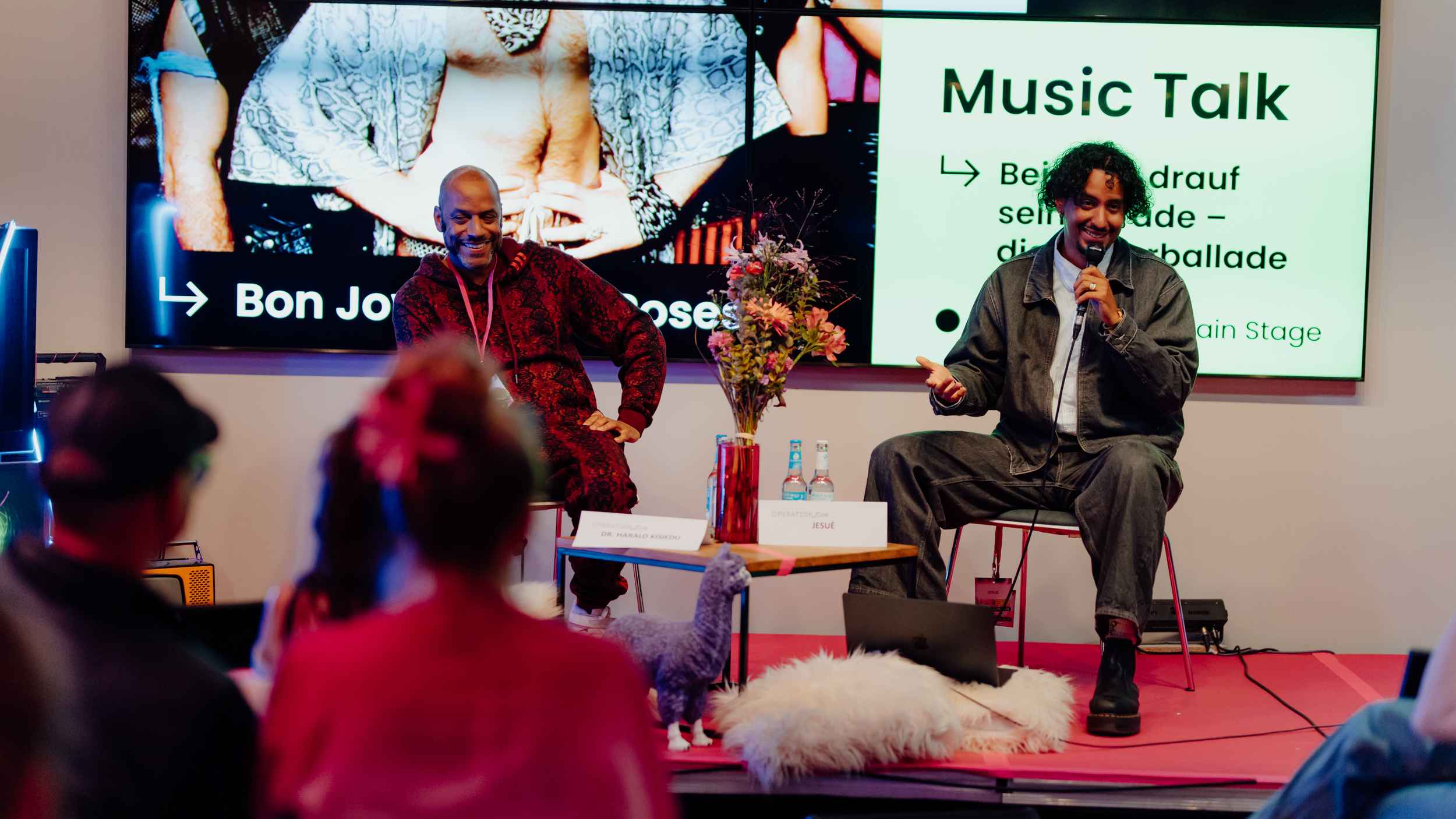 Setzten sich für einen "Music Talk" zusammen (von links): Harald Kisiedu (Autor, Musikwissenschaftler und Saxophonist) und Jesué (Rapper).