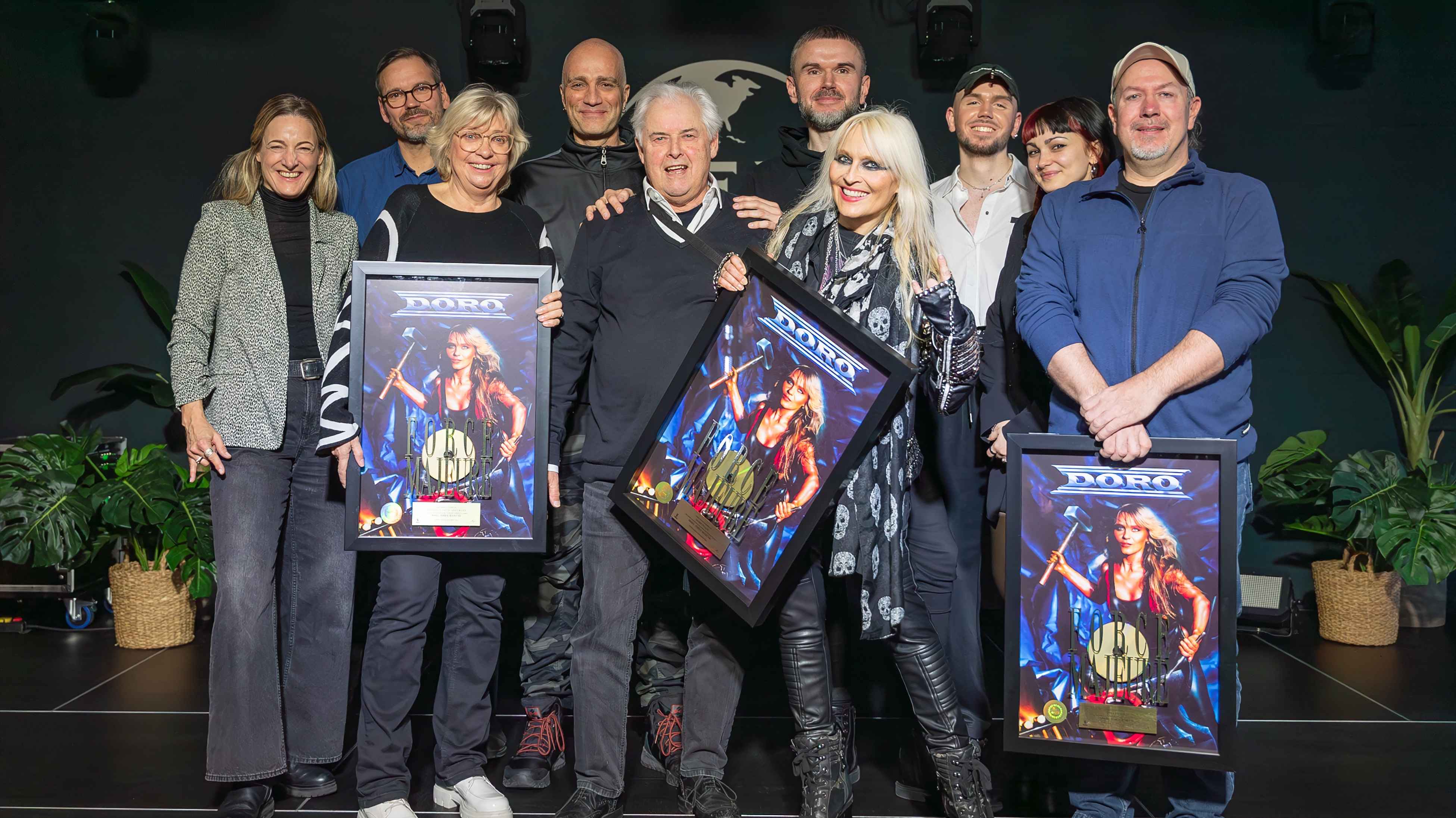 4039ab8f 2d10 40ee a0c6 81176aae1828 Feierten die Gold-Auszeichnung von "Force Majeure" (von links): Stefanie Zoll (Senior Product Manager Catalogue), Rainer Frauboes (Senior Manager Digital Concepts, beide Universal Music), ...