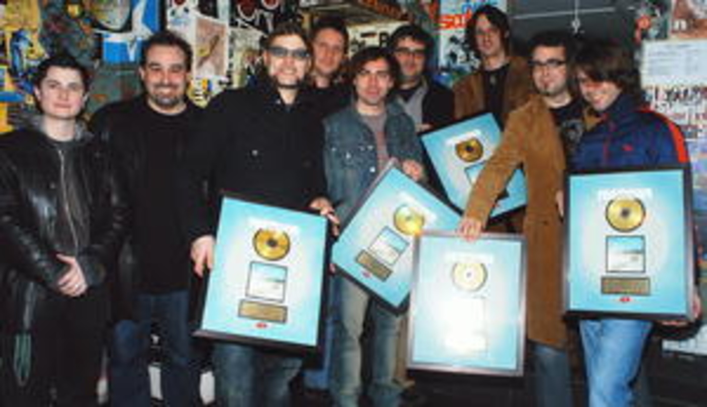 Goldverleihung in Zürich: Das EMI-Team mit Band