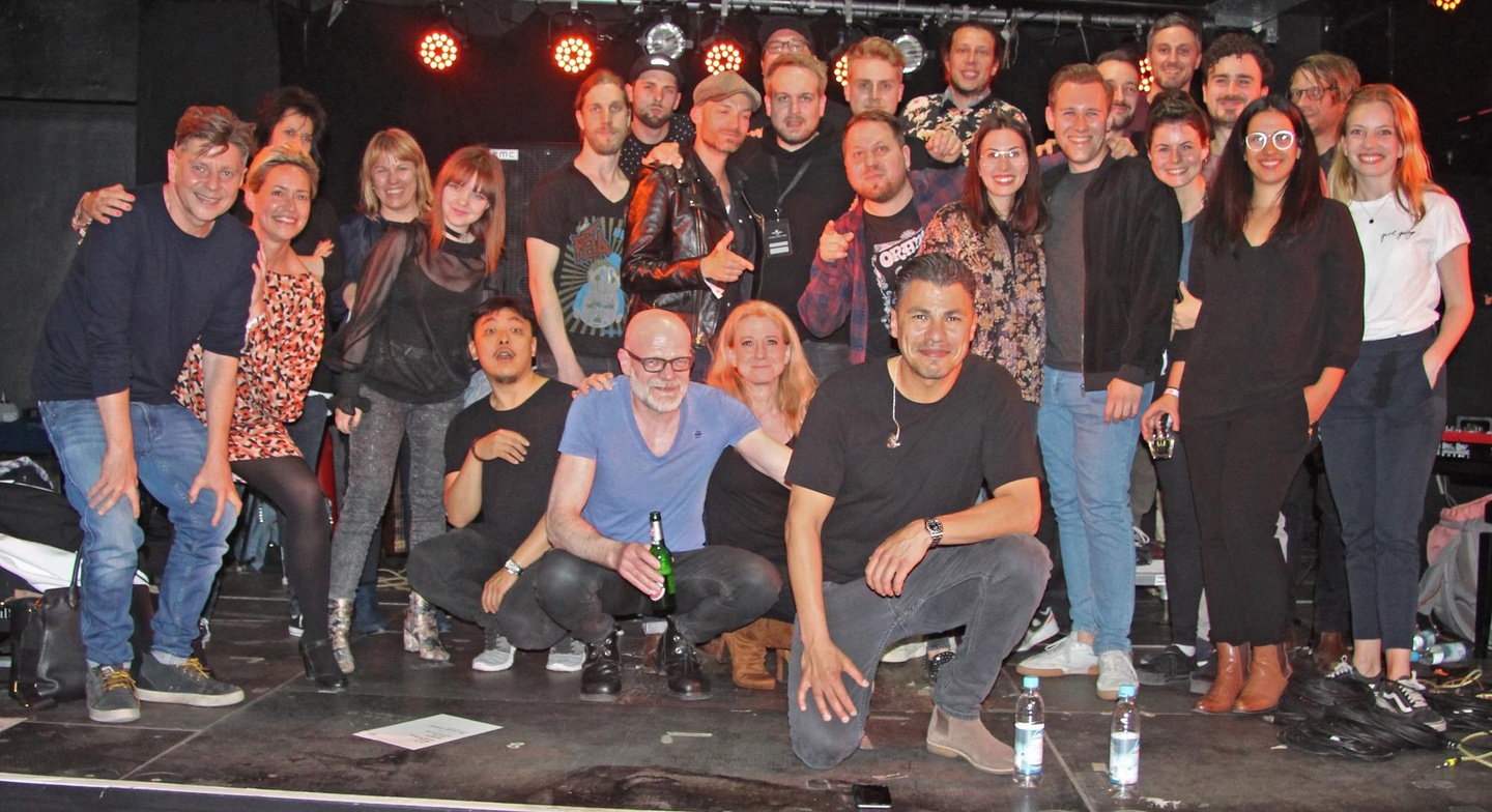 Kaled (vorn) mit seinen Teams von Universal Music und Semmel Concerts