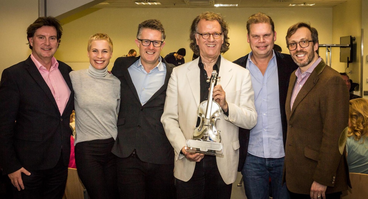 Mit dem Award in Form einer Geige (von links): Mark Wilkinson (VP International Strategy & Artists Development Global Classics), Sandra Leonhardt (Senior Manager International Marketing Un...