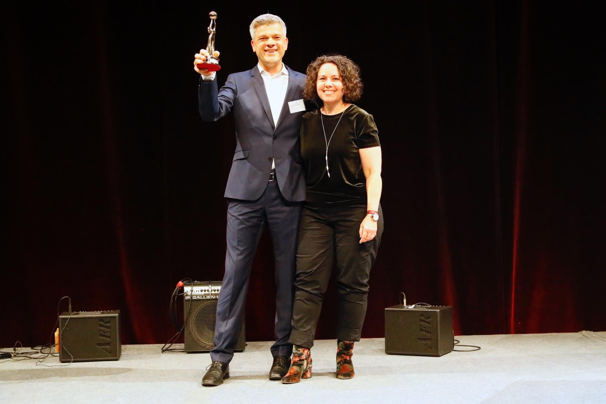 Nahm bei den Europäischen Kulturmarken-Awards den Preis für Medienlultur entgegen: "Crescendo"-Macher und Port-Media-Geschäftsführer Winfried Hanuschik mit Laudatorin Bettina Sonnenschein ...