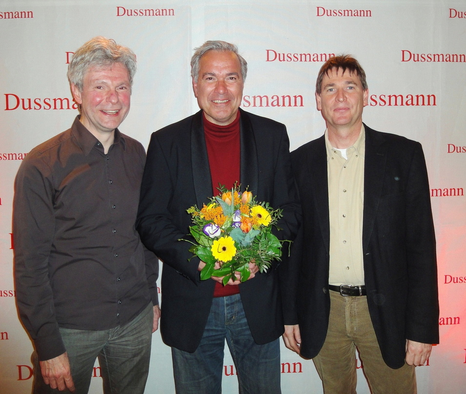Bei dem Auftritt trafen sich (von links): Hannes Kraus (Hauptabteilungsleiter Musik/Film bei Dussmann), Stefan Gwildis und Thomas Tiedemann (Produktionsleiter Semmel Concerts)