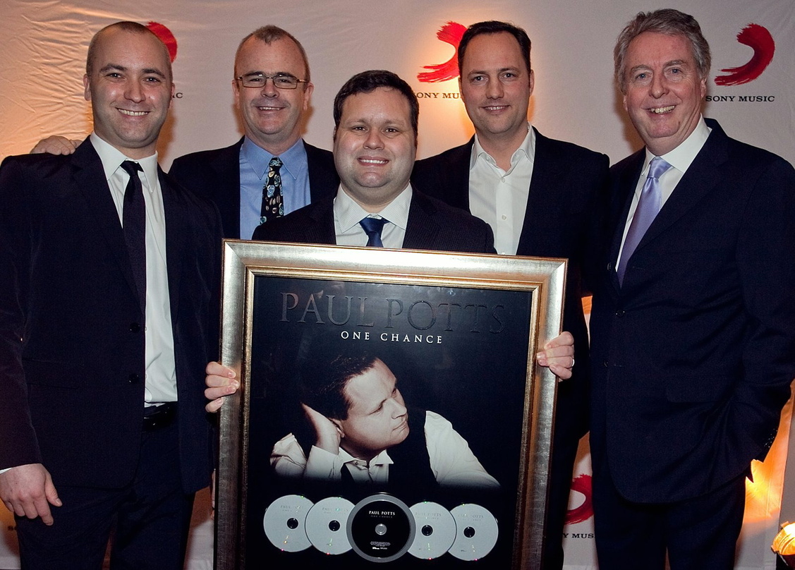 Millionenteam (v.l.n.r.): Stefan Goebel (SVP International Sony Music Germany), Potts-Manager Richard Griffiths, Paul Potts, Edgar Berger (CEO Sony GSA) und Sony-Music-Konzernchef Rolf Sch...