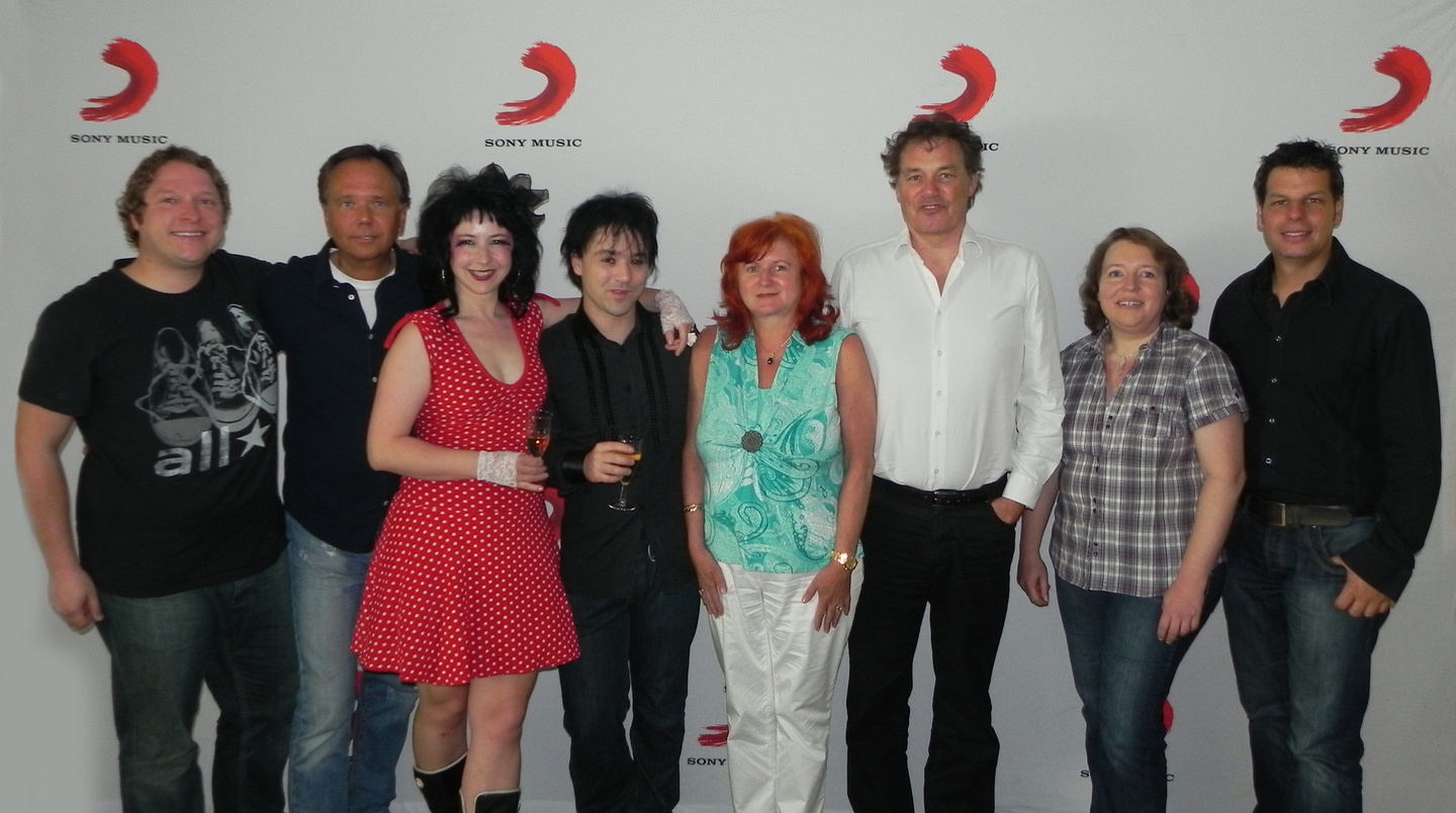 Bei der Vertragsunterzeichnung (v.l.n.r.): Jan Biehler (Manager Online Marketing Sony Music Ariola), Andy Selleneit (Senior Vice President Sony Music Ariola), Marianne Iser, Thomas Duda (b...