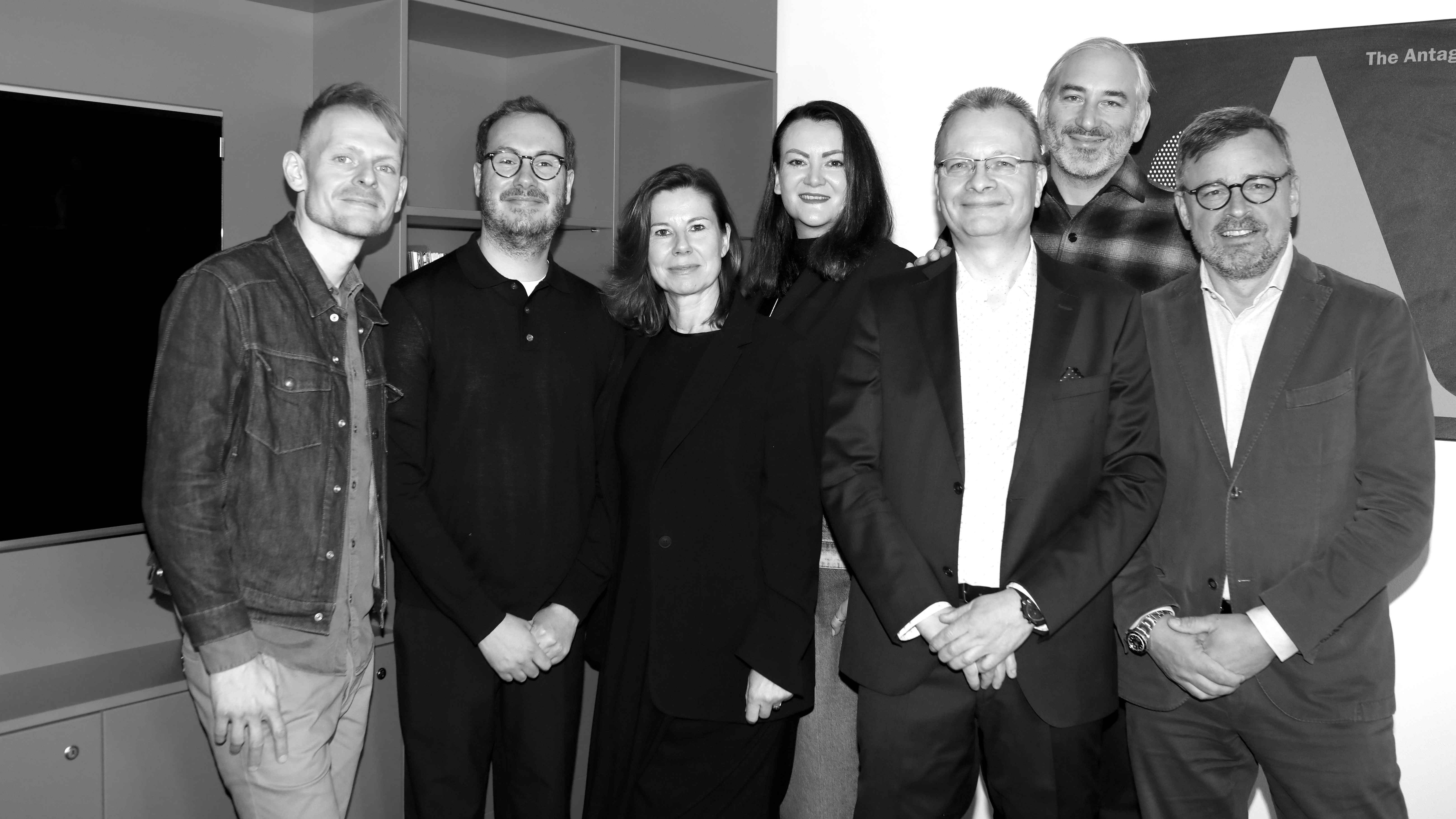 Kamen im Rahmen des Geschäftsabschlusses für ein Foto zusammen (von links): Martin Kudla (Supraphon), Nathan Hunt (SME), Iva Milerová (Supraphon), Arina Dmitrieva (SME), Libor Holeček (Sup...