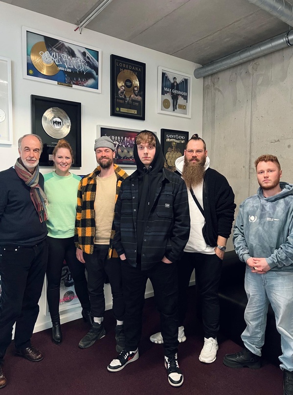 Neue Partner (von links): Lars Ingwersen (Management), Alexandra Ziem (Director Creative Sony Music Publishing), Nisse Ingwersen (Management), Christopher Mede (Sharaktah), Niklas Tholen (...