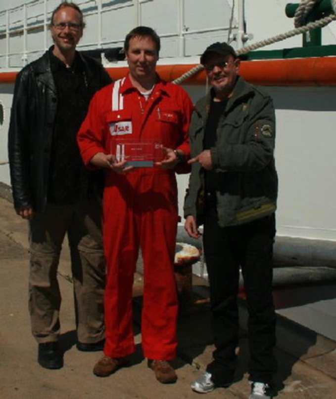 Übergeben Spende: Volker Schmidt (l.) und Klaus Büchner (r.) von Torfrock mit Vormann Sven-Eric Carl