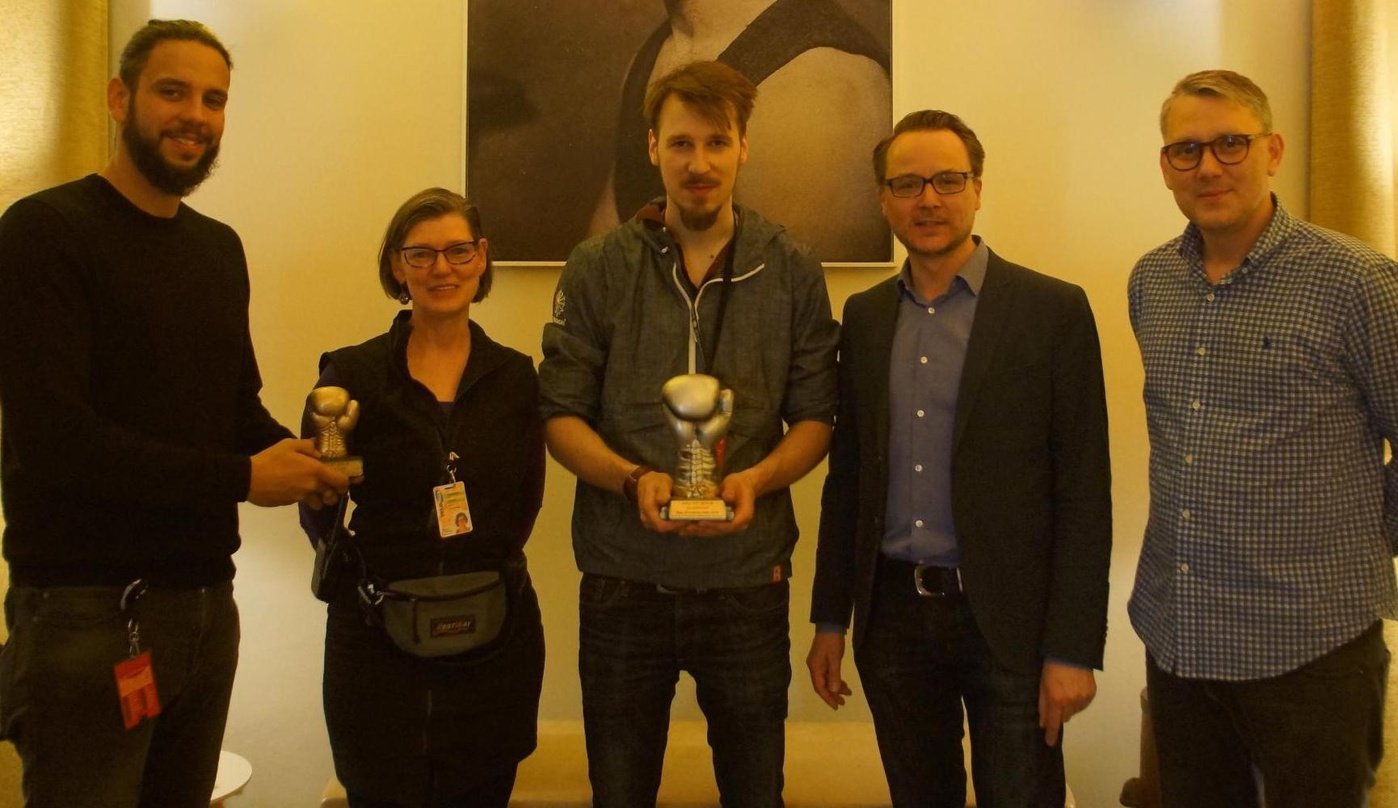 Feiern die ausverkaufte Max-Schmeling-Halle (von links): Massimo Ibrahim (Boldt Berlin Konzertagentur), Andrea Dagenbach (Projektleitung Velomax Berlin Hallenbetriebs GmbH), Alligatoah, Se...