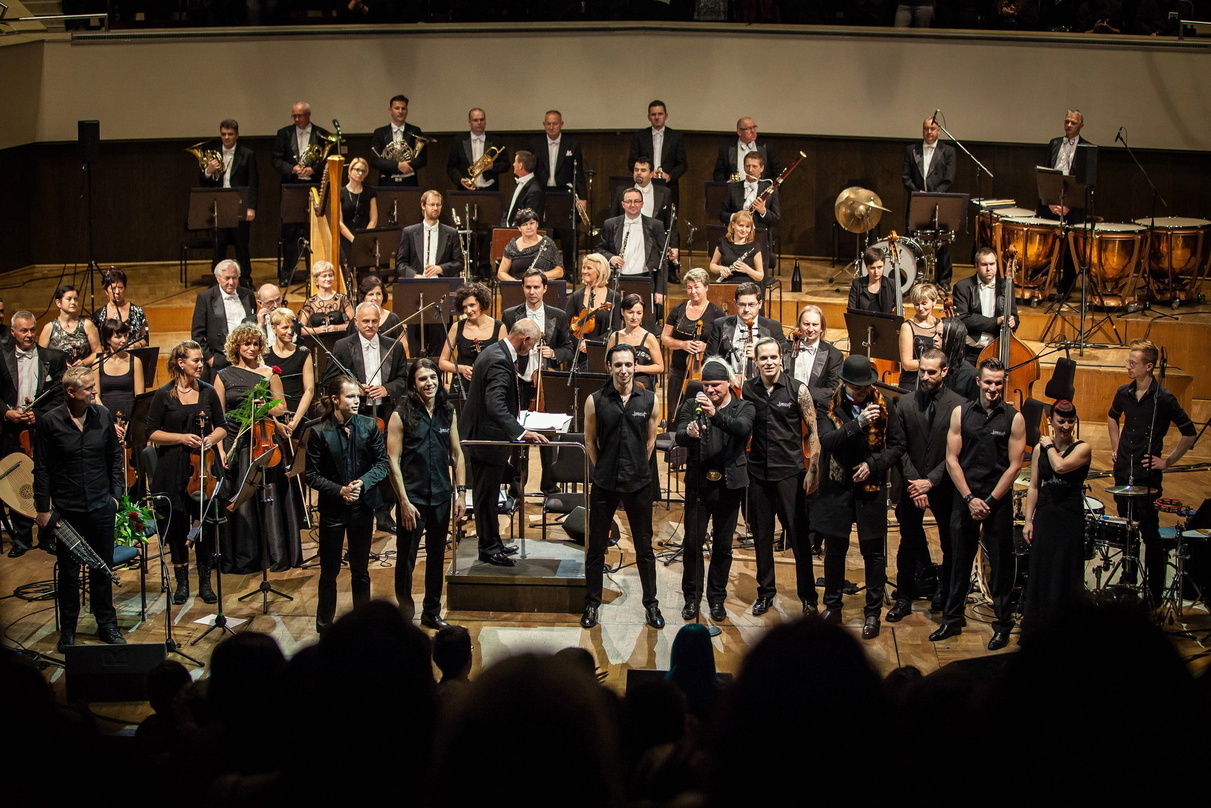 Im Gewandhaus beim langen Schlussapplaus: die Bands Subway To Sally, Combichrist und Lord Of The Lost mit den Orchestermusikern der Philharmonie Zielona Góra