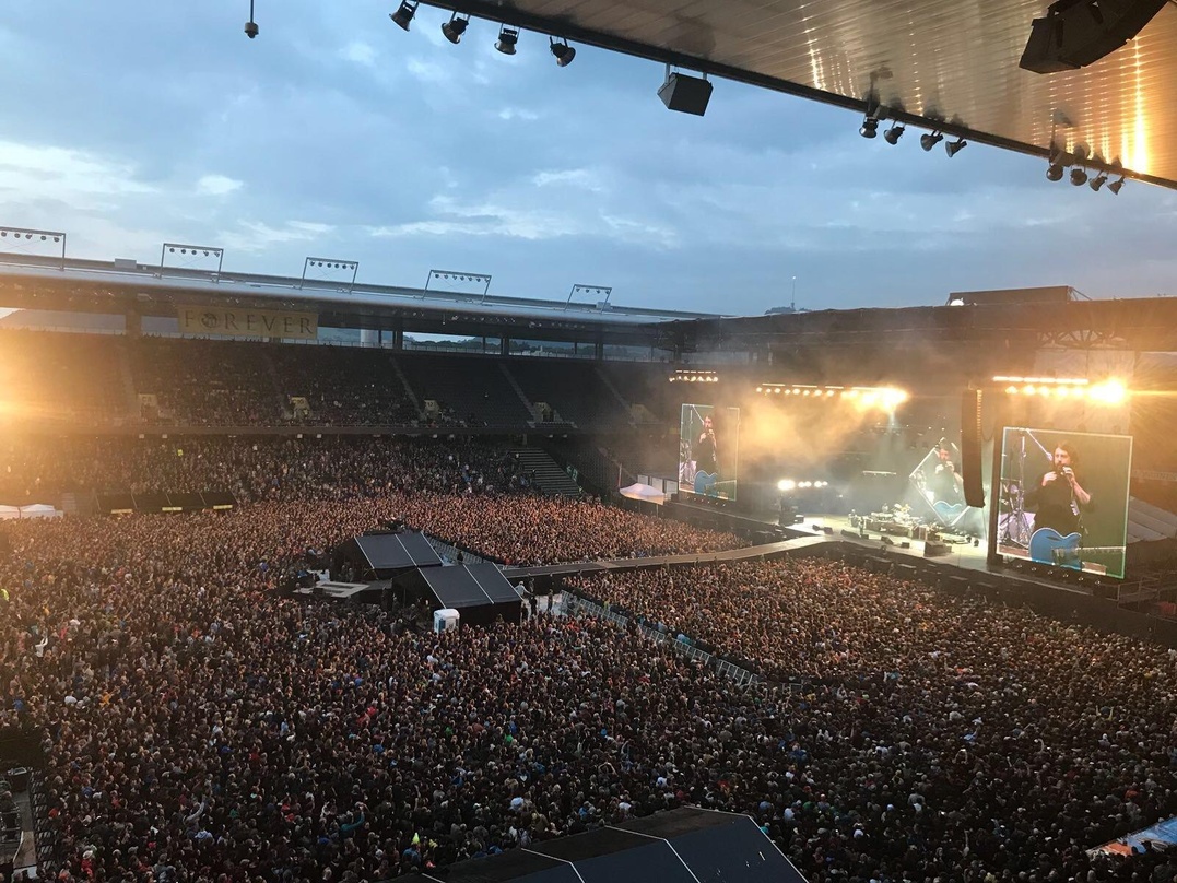 Imposante Kulisse: das voll besetzte Stade de Suisse bei der Show der Foo Fighters