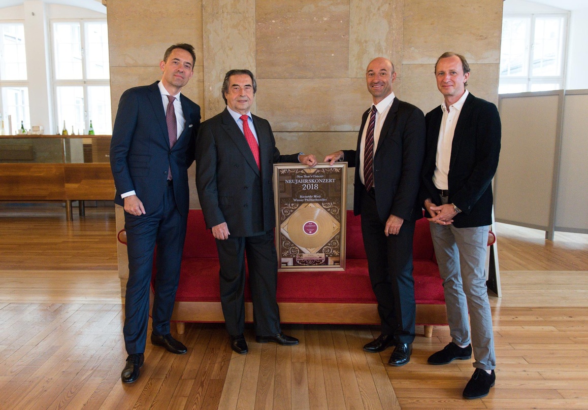 Feierten in Salzburg mit doppeltem Platin (von links): Bogdan Roscic (President Sony Classical), Riccardo Muti, Michael Bladerer (Geschäftsführer Wiener Philharmoniker) und Oliver Wazola (...
