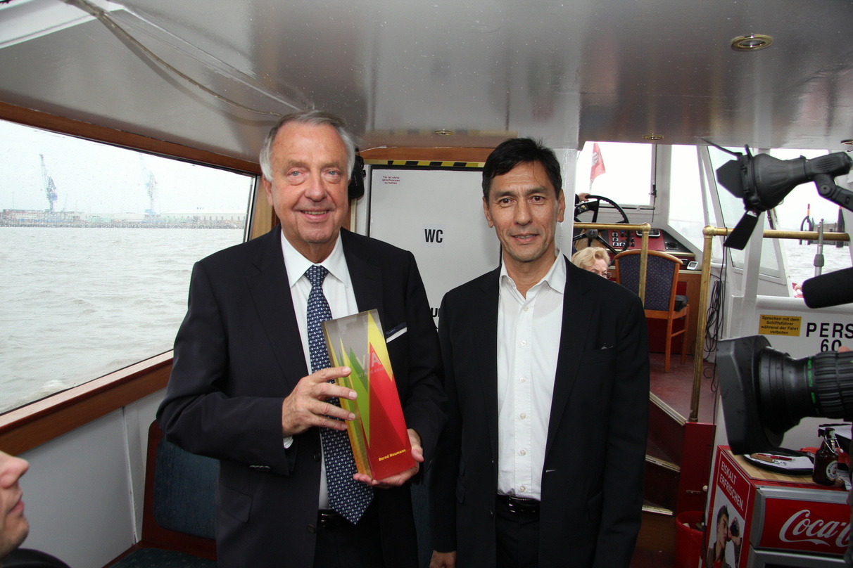 Bei der Preisverleihung: Mark Chung (VUT, links) und Bernd Neumann