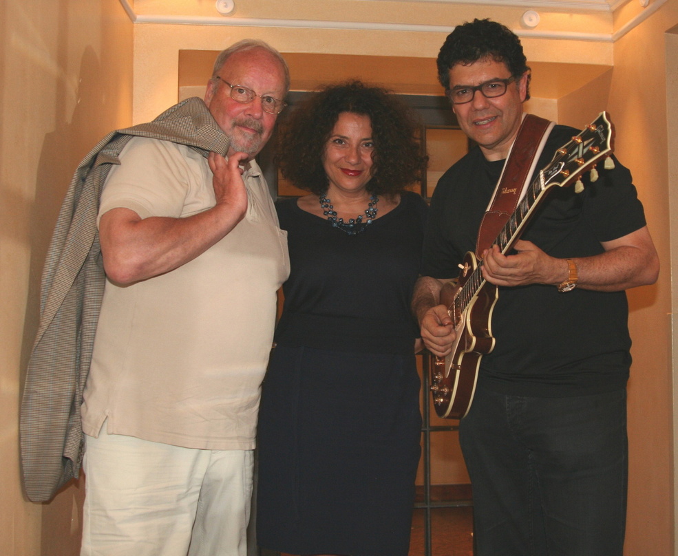 Stellten sich in der Konzertpause einem MusikWoche-Foto: Matthias Winckelmann (links, Geschäftsführer enja records), Katarina Ehmki (Geschäftsführerin ehmki music management) und Albert Da...
