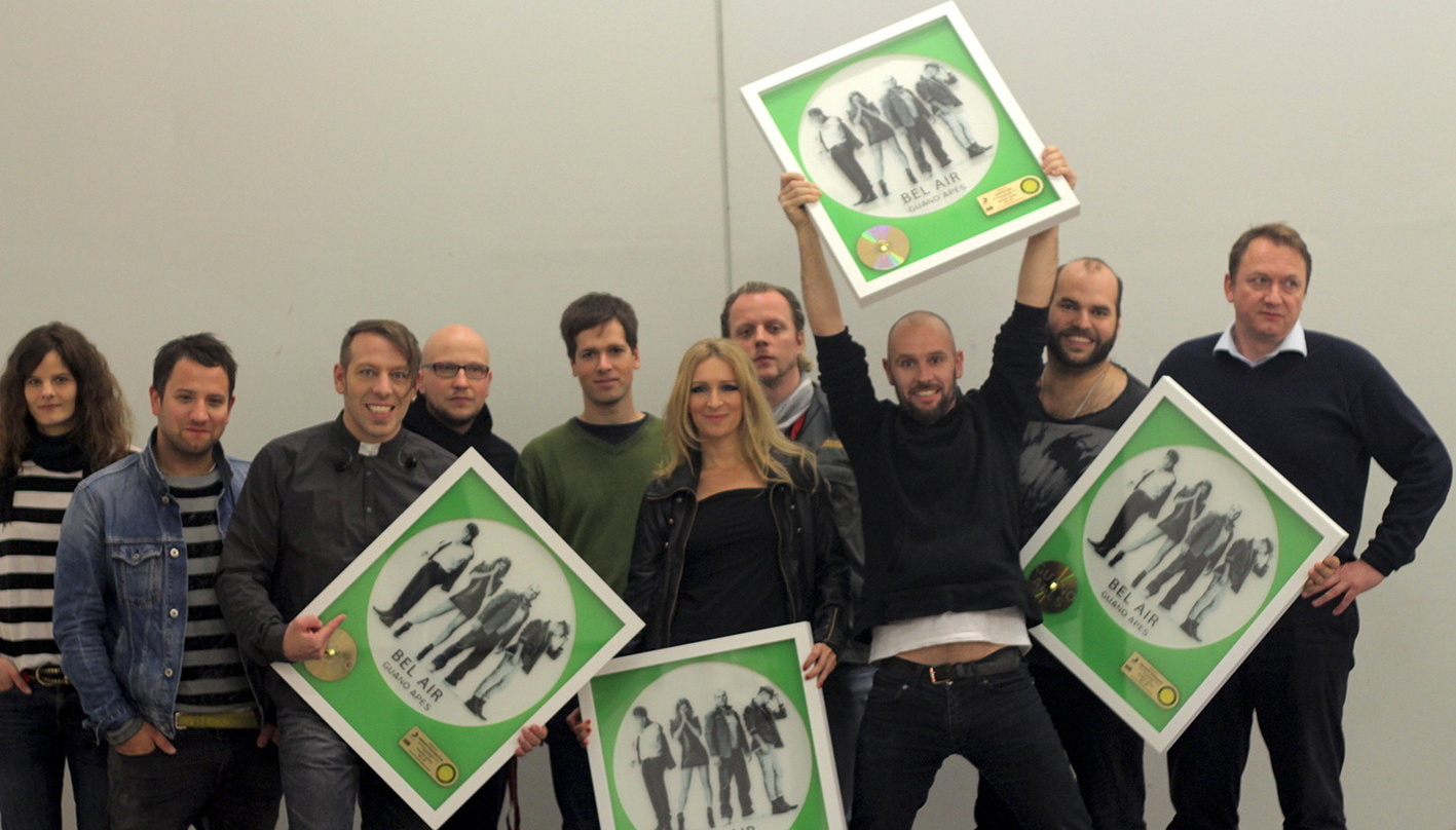 Präsentierten Gold für "Bel Air": Die Guano Apes und ihr Team von Sony Music Columbia Four, Starwatch und Seven One Music||Präsentierten Gold für "Bel Air" (von links): Stephanie Baudler, ...