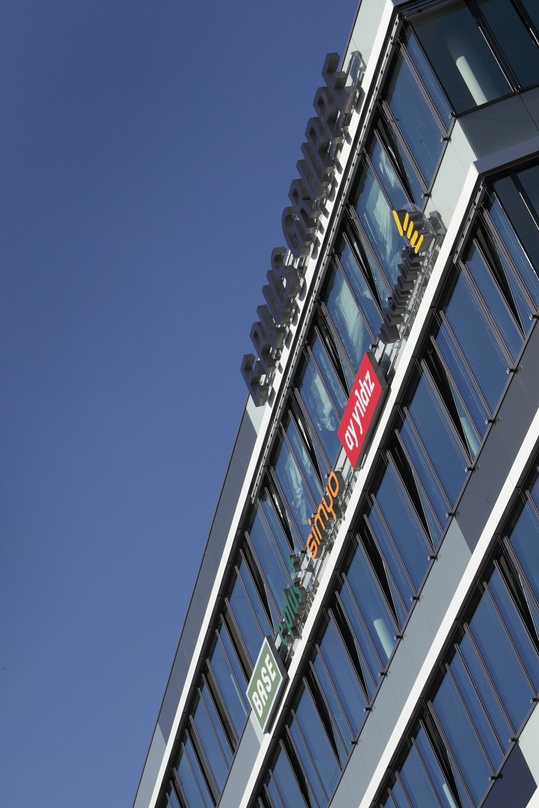 Ein Haus, verschiedene Marken: Die E-Plus-Firmenzentrale, unter anderem mit dem Logo von Ay Yildiz