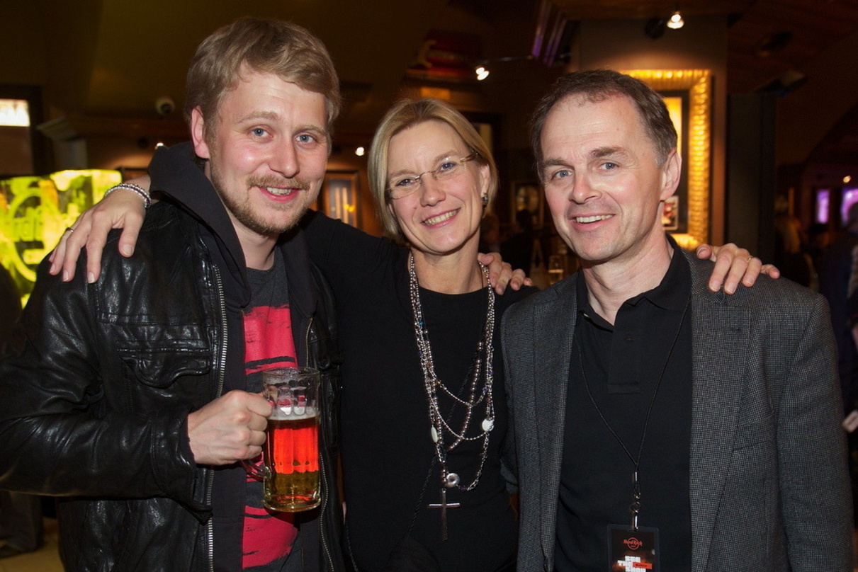 Bei der Neueröffnung des Münchner Hard Rock Cafes: Stefan Dettl (l.), Heidi Dentzer (Senior Sales & Marketing Manager Hard Rock Cafe München), Bayern-3-Chef Walter Schmich