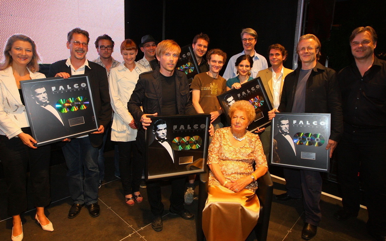 Feierten zusammen Platin und Doppelplatin: Sony BMG Austria und die Mitwirkenden der "Falco Symphonic"-Produktion||Vor der DVD-Vorführung überreichten Stefan Klimek, Managing Director Sony...