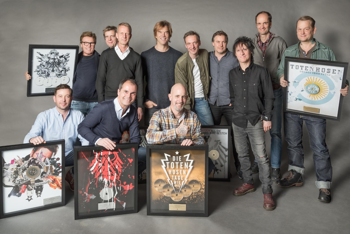 Bei der Edelmetallverleihung (hinten, von links): Bernd Dopp (Chairman & CEO Warner Music Central Europe), Andi Meurer (Die Toten Hosen), Jan Grantz (Sales Director Warner Music Germany), ...