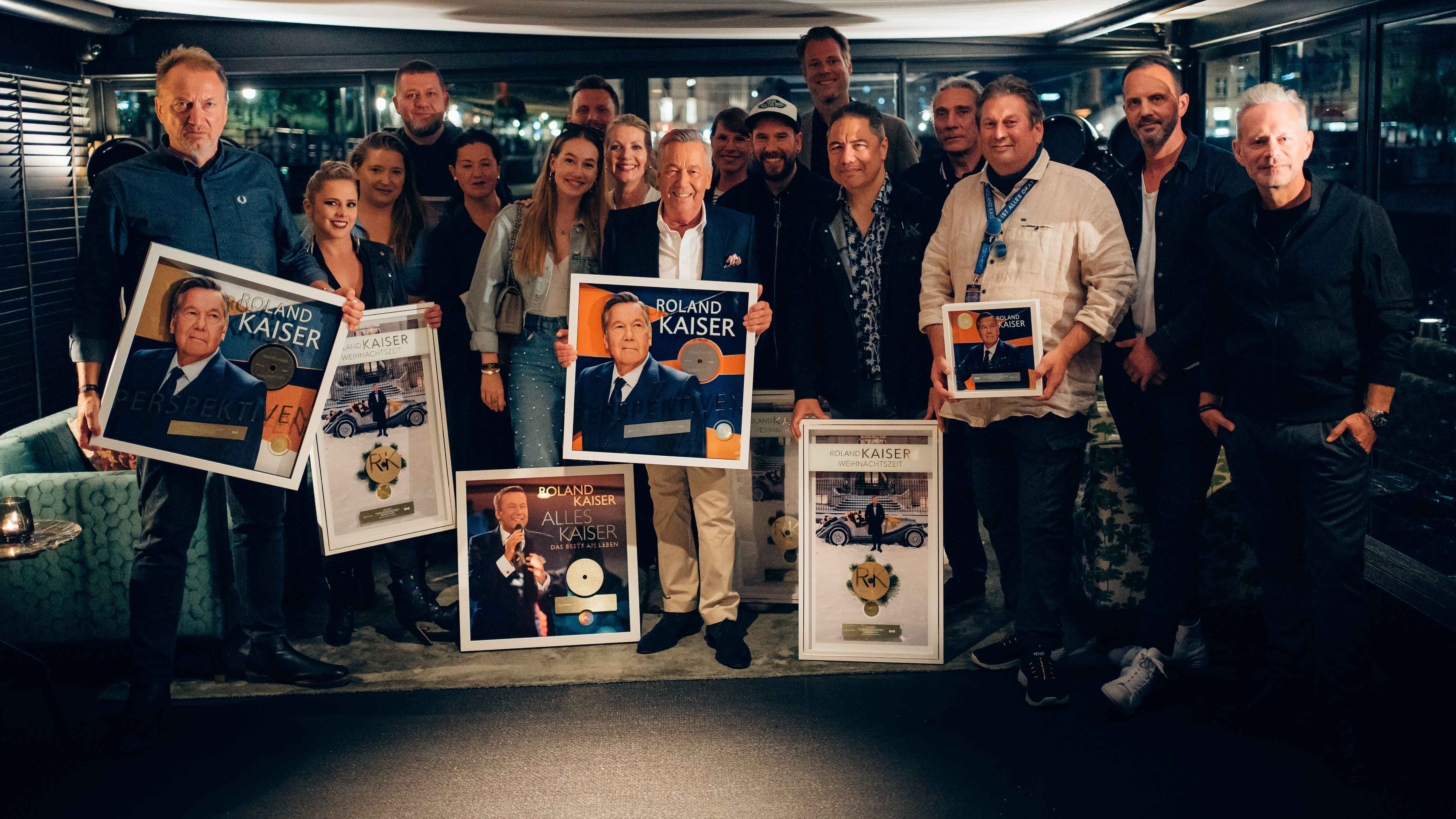 Bei der Verleihung (von links): Markus Hartmann (VP Ariola & Hansa Recordings), Lee Caspi (Band), Sandra Rosenow (Projektleitung Semmel Concerts), Gabor Antal (Silverliner Mobilitätsmanage...
