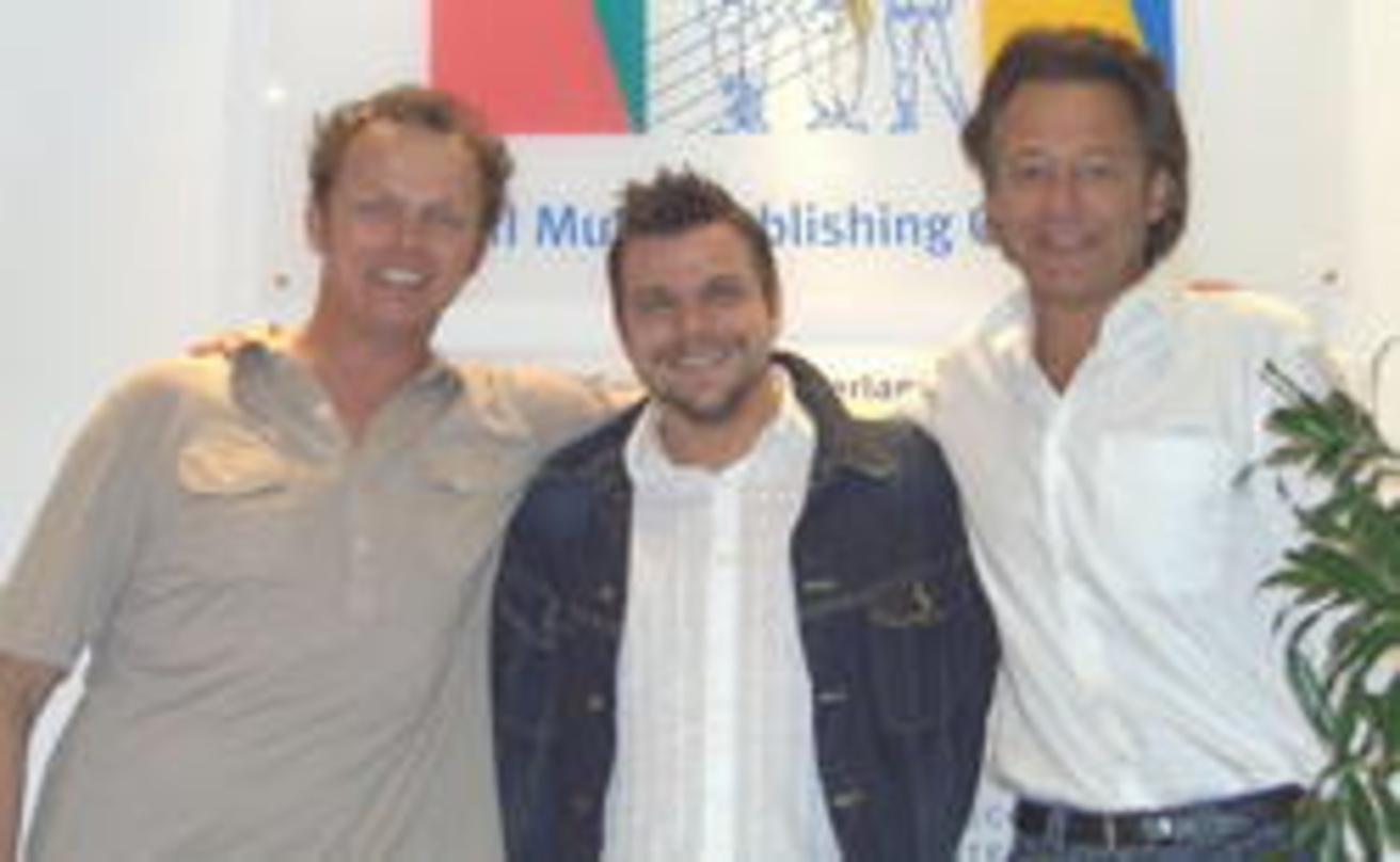 Unterzeichneten (v.l.n.r.):
Woody van Eyden (Management/music&artist agency), Tanneberger und Kiel